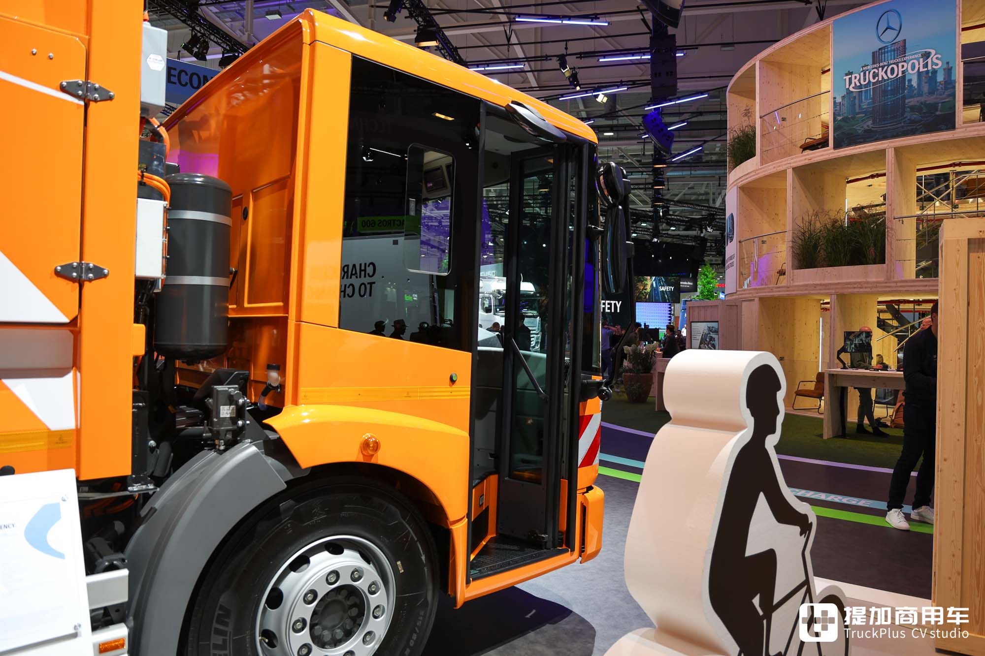 2024IAA:低入口卡车领域的先驱者,奔驰eEconic 300纯电动车型实拍 - 第13张 - 提加商用车网 2024IAA:低入口卡车领域的先驱者,奔驰eEconic 300纯电动车型实拍 - 第13张
