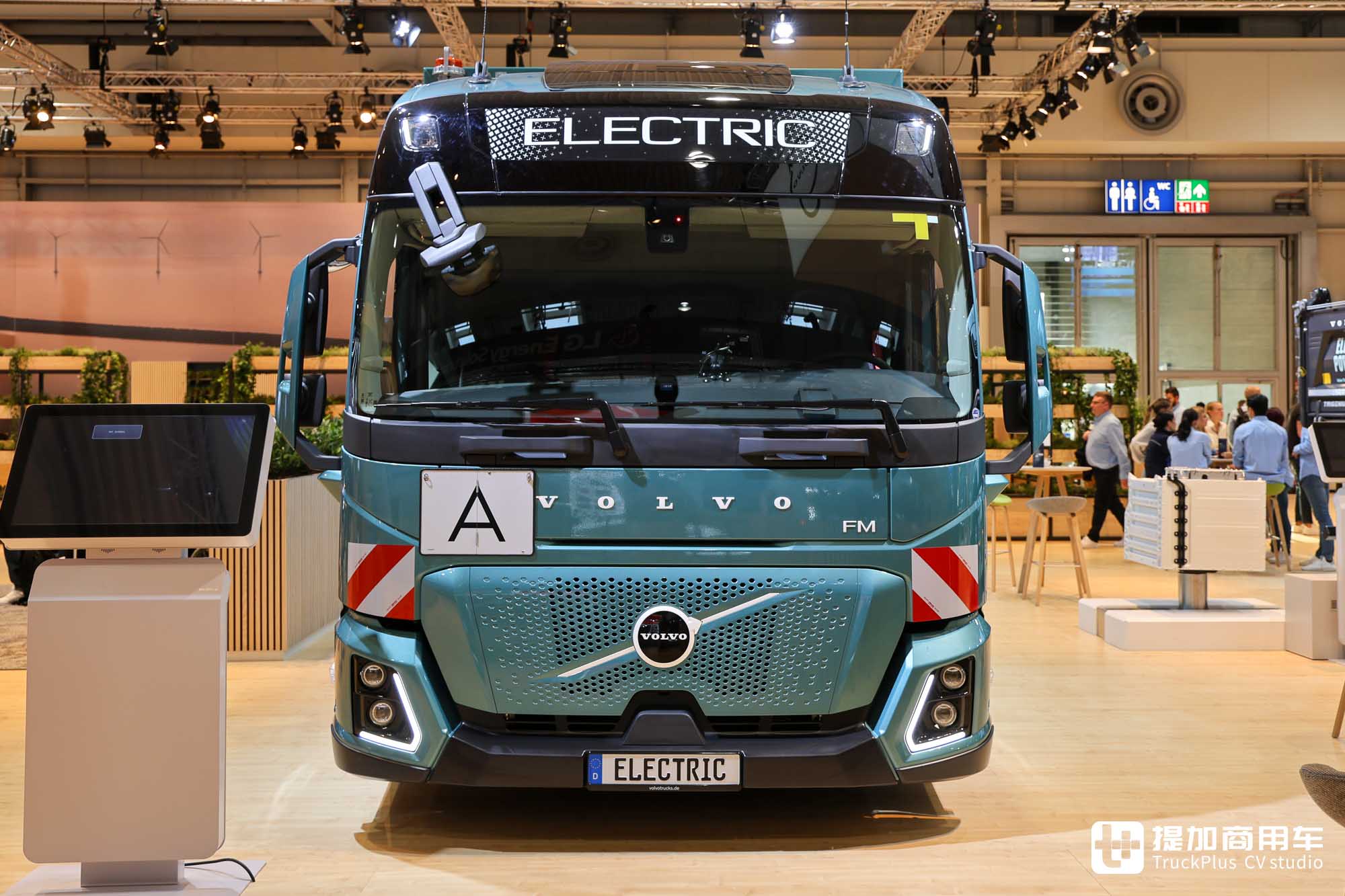 2024IAA:低入口超大号驾驶室,独特电驱系统,沃尔沃FM Low Entry低入口纯电动卡车实拍 - 第4张 - 提加商用车网 2024IAA:低入口超大号驾驶室,独特电驱系统,沃尔沃FM Low Entry低入口纯电动卡车实拍 - 第4张