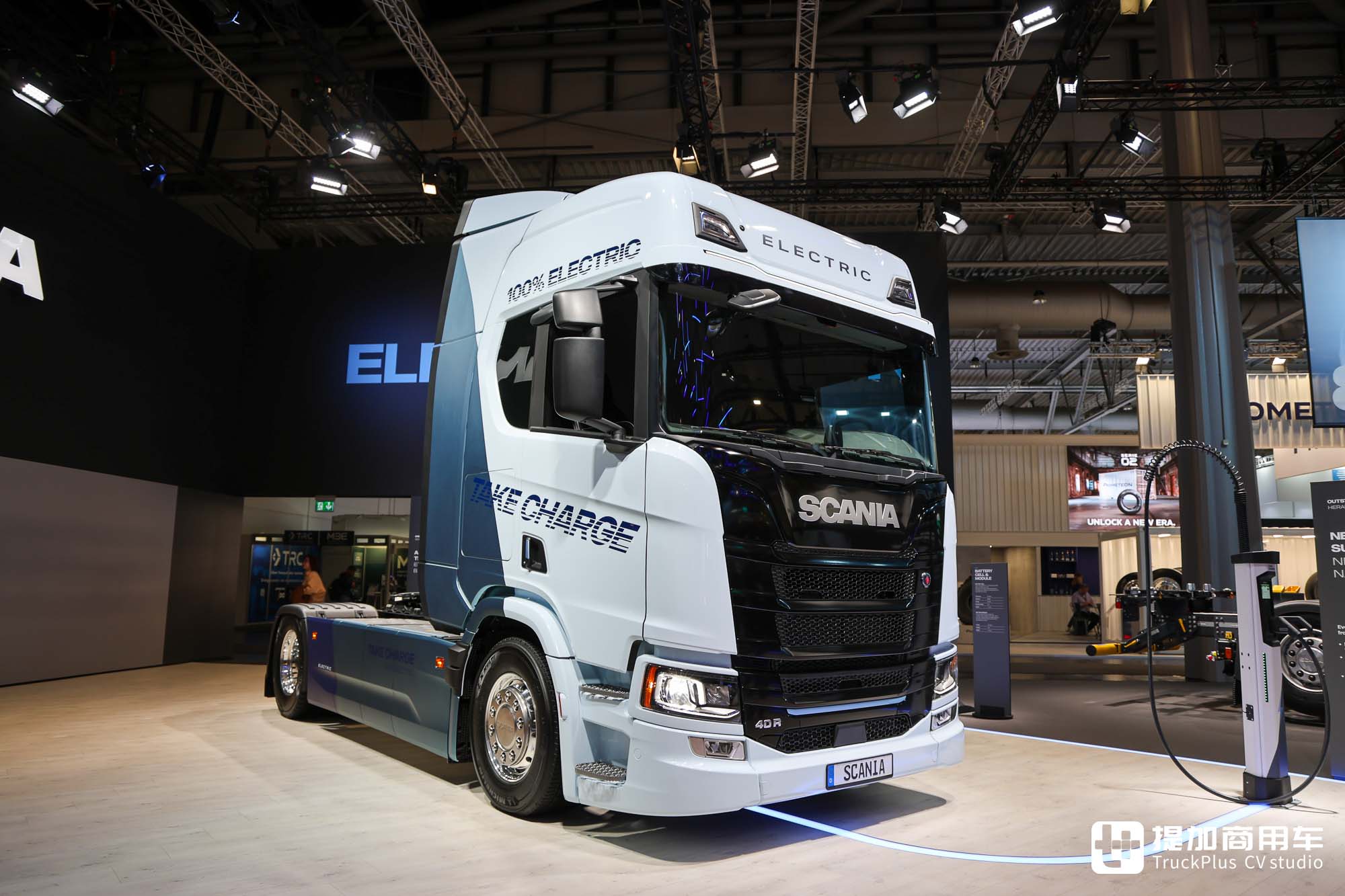 2024IAA：牵引车+交换箱底盘双剑合璧，斯堪尼亚40 R纯电动重卡实力几何，实拍带你看