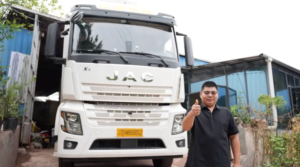 【江淮重卡丨发哥驾到·七】穿越山路的强者！江淮星耀X5 LNG助何老板快递运输高效前行 - 第2张