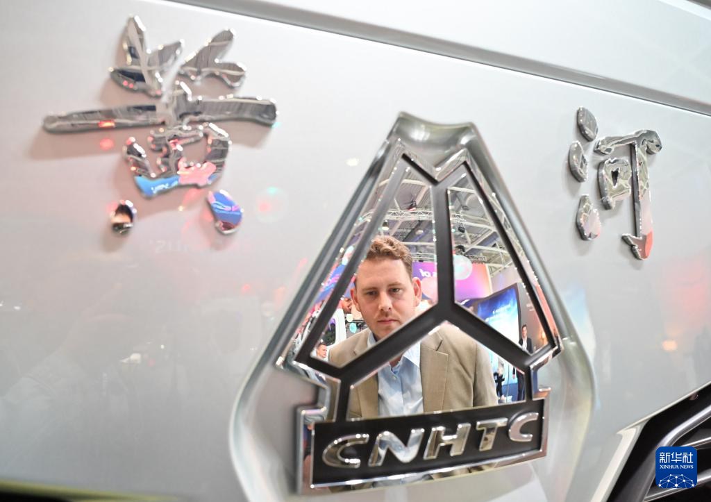 一抹天青亮全球丨中国重汽黄河重卡闪耀德国汉诺威商用车展 - 第1张