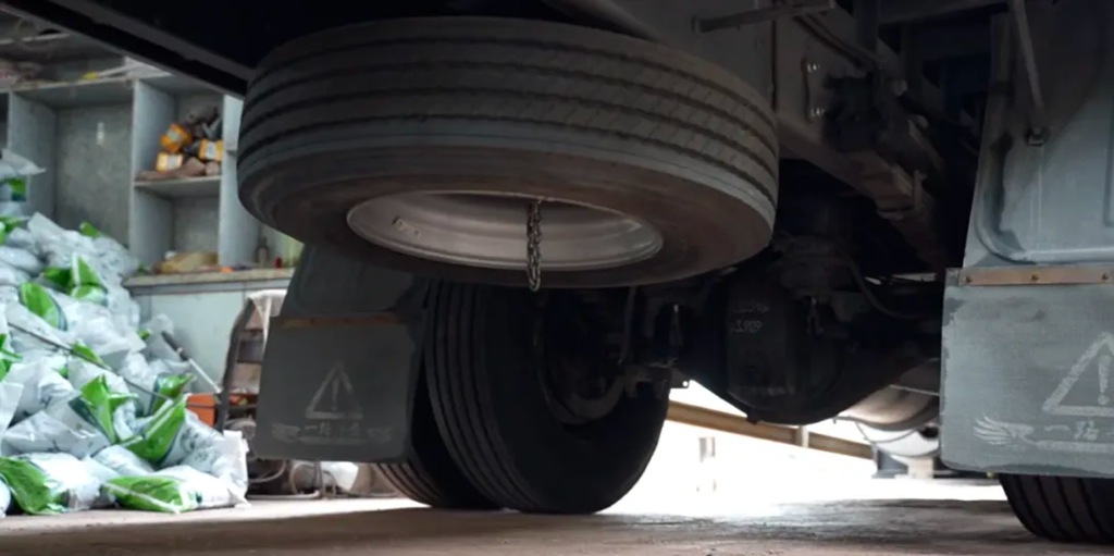 【江淮重卡丨发哥驾到·七】穿越山路的强者！江淮星耀X5 LNG助何老板快递运输高效前行 - 第4张