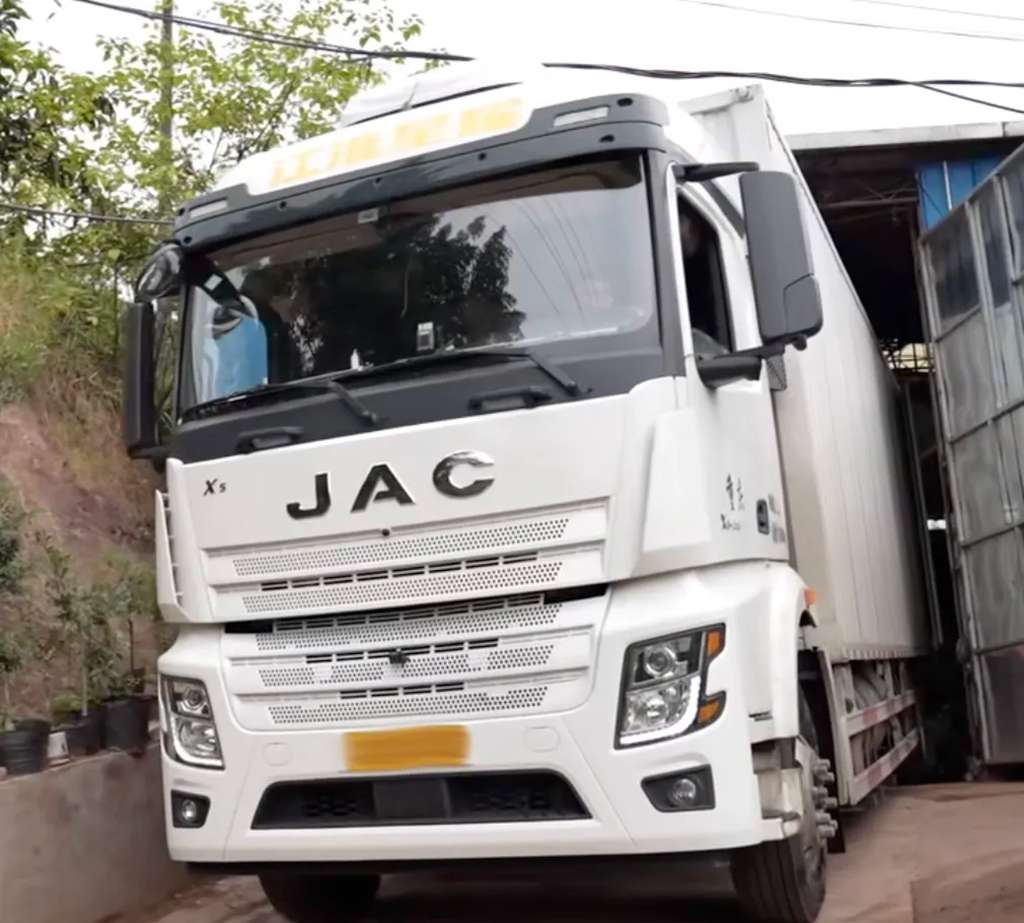 【江淮重卡丨发哥驾到·七】穿越山路的强者！江淮星耀X5 LNG助何老板快递运输高效前行 - 第5张