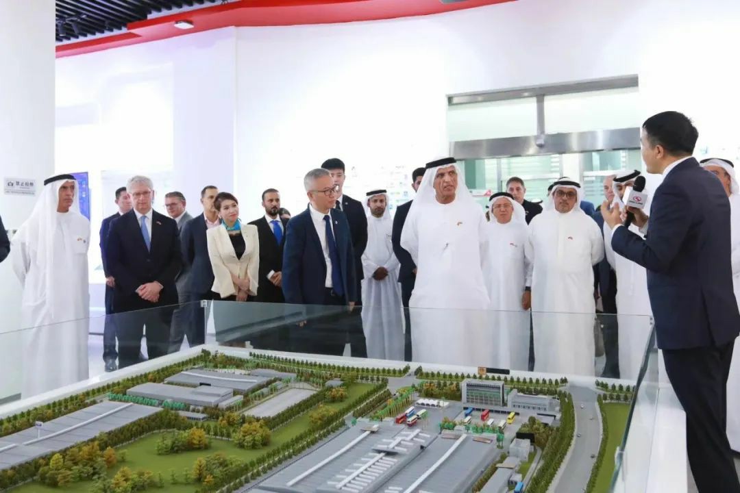 阿联酋联邦最高委员会成员、哈伊马角酋长萨欧德一行参访厦门金龙 - 第1张 - 提加商用车网 阿联酋联邦最高委员会成员、哈伊马角酋长萨欧德一行参访厦门金龙 - 第1张