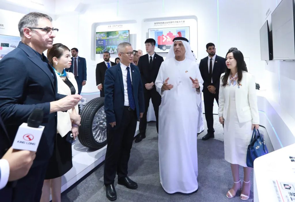 阿联酋联邦最高委员会成员、哈伊马角酋长萨欧德一行参访厦门金龙 - 第2张 - 提加商用车网 阿联酋联邦最高委员会成员、哈伊马角酋长萨欧德一行参访厦门金龙 - 第2张