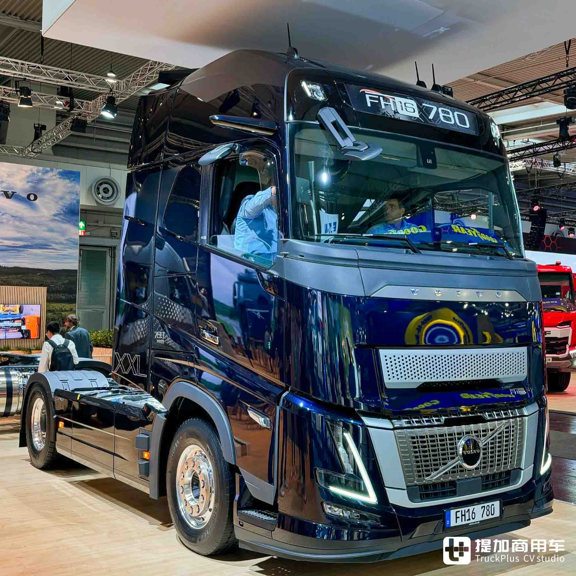 2024IAA:柴油马力王、长头生活舱亮相,纯电卡车进阶,沃尔沃卡车展品解读 - 第2张 - 提加商用车网 2024IAA:柴油马力王、长头生活舱亮相,纯电卡车进阶,沃尔沃卡车展品解读 - 第2张
