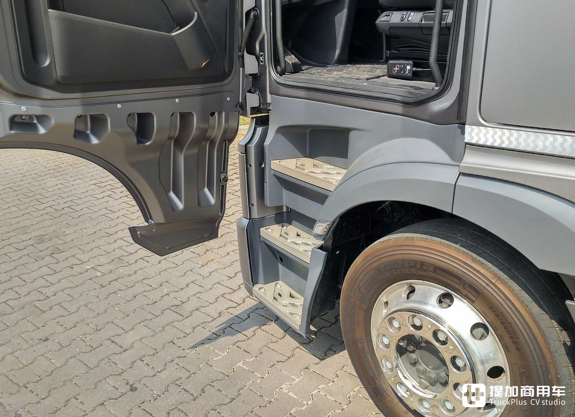 高性价比结合过硬配置,看齐自家旗舰车型?奔驰Actros F Plus车型实力几何 - 第11张 - 提加商用车网 高性价比结合过硬配置,看齐自家旗舰车型?奔驰Actros F Plus车型实力几何 - 第11张