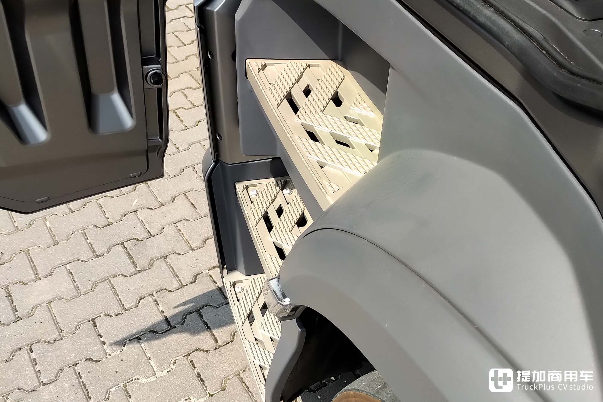 高性价比结合过硬配置,看齐自家旗舰车型?奔驰Actros F Plus车型实力几何 - 第12张 - 提加商用车网 高性价比结合过硬配置,看齐自家旗舰车型?奔驰Actros F Plus车型实力几何 - 第12张