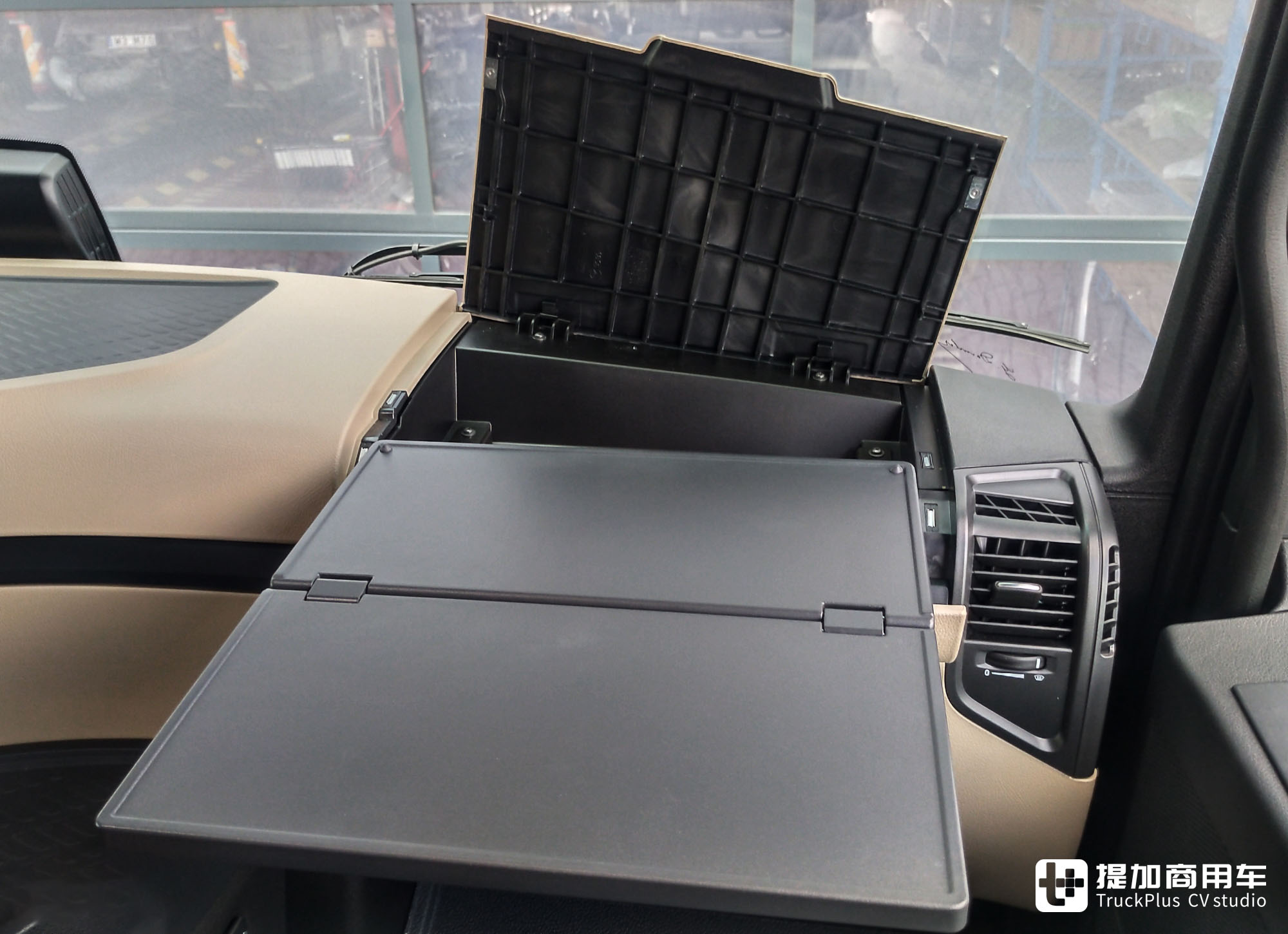 高性价比结合过硬配置,看齐自家旗舰车型?奔驰Actros F Plus车型实力几何 - 第17张 - 提加商用车网 高性价比结合过硬配置,看齐自家旗舰车型?奔驰Actros F Plus车型实力几何 - 第17张