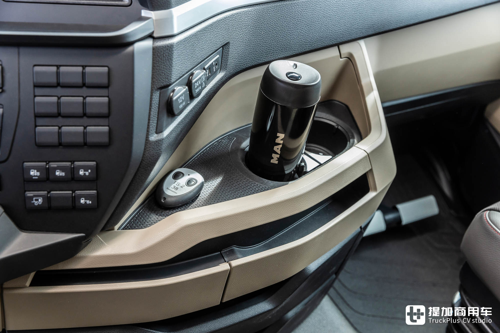 全新发动机+变速箱,高效PowerLion动力链亮相,2025款曼恩TGX牵引车抢先看 - 第19张 - 提加商用车网 全新发动机+变速箱,高效PowerLion动力链亮相,2025款曼恩TGX牵引车抢先看 - 第19张