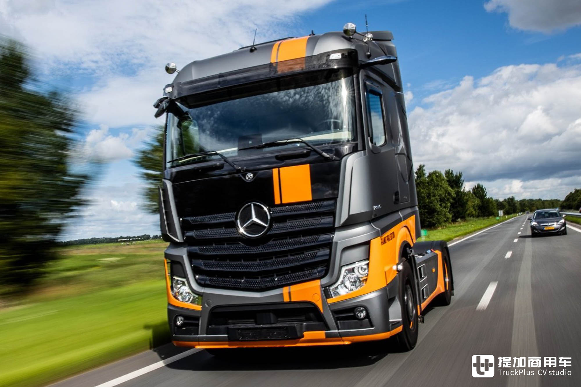 赛车竞技风格外观,纪念意义浓厚,奔驰Actros Grand Prix特别版实拍 - 第10张 - 提加商用车网 赛车竞技风格外观,纪念意义浓厚,奔驰Actros Grand Prix特别版实拍 - 第10张