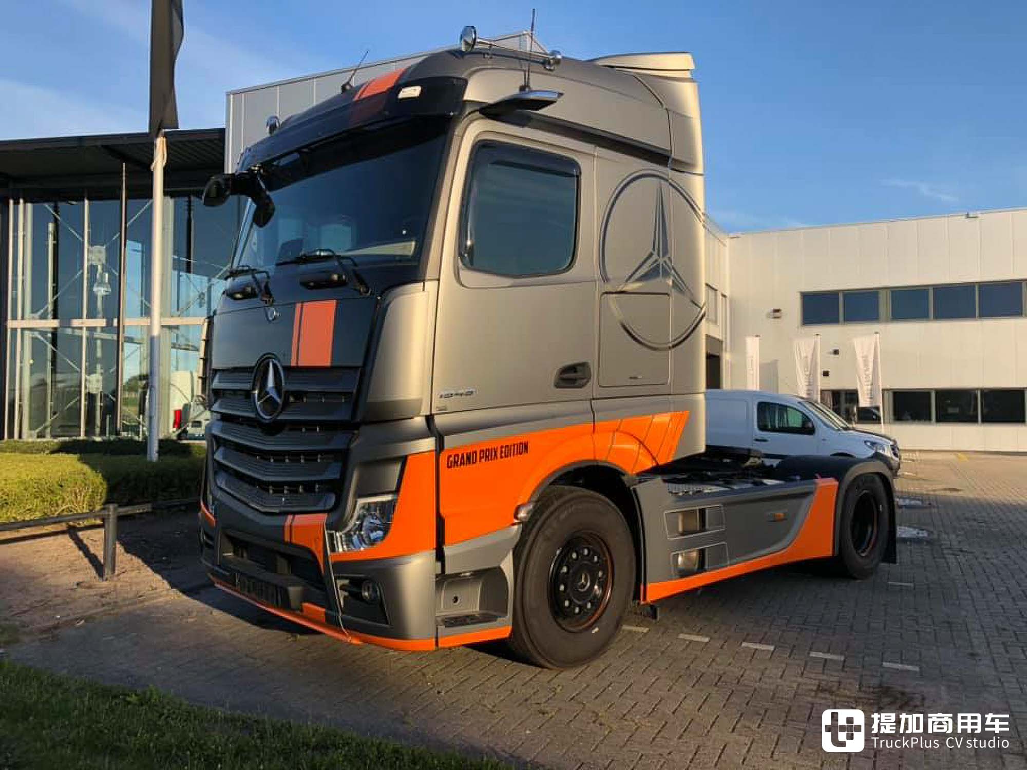 赛车竞技风格外观,纪念意义浓厚,奔驰Actros Grand Prix特别版实拍 - 第11张 - 提加商用车网 赛车竞技风格外观,纪念意义浓厚,奔驰Actros Grand Prix特别版实拍 - 第11张