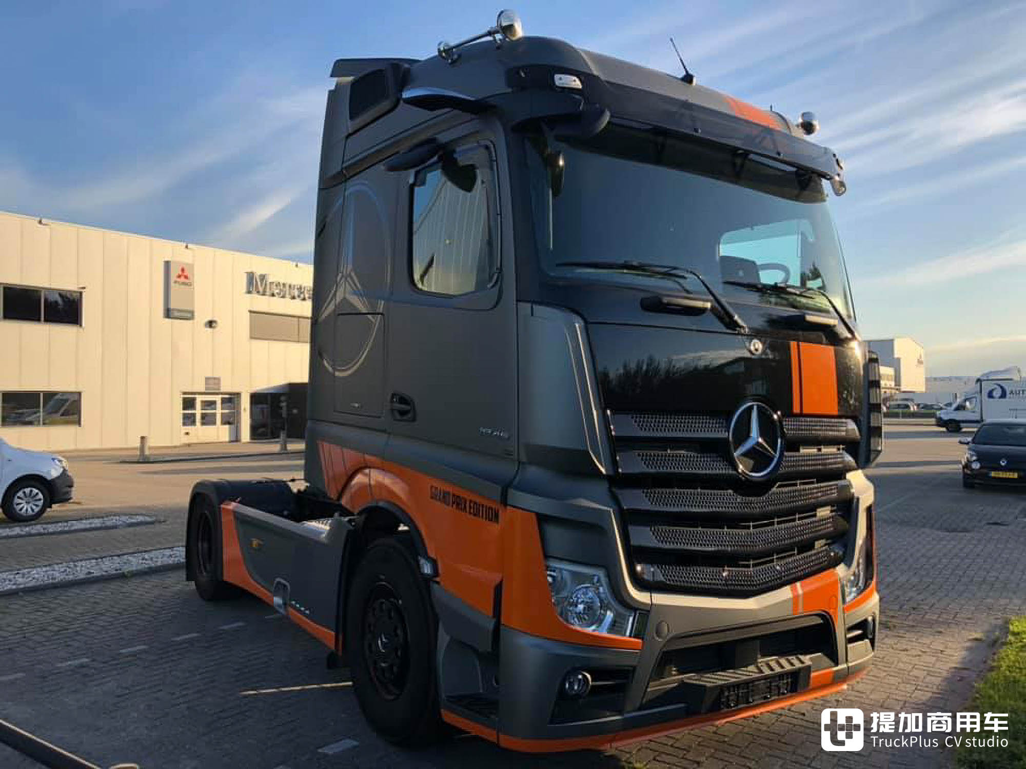 赛车竞技风格外观,纪念意义浓厚,奔驰Actros Grand Prix特别版实拍 - 第12张 - 提加商用车网 赛车竞技风格外观,纪念意义浓厚,奔驰Actros Grand Prix特别版实拍 - 第12张
