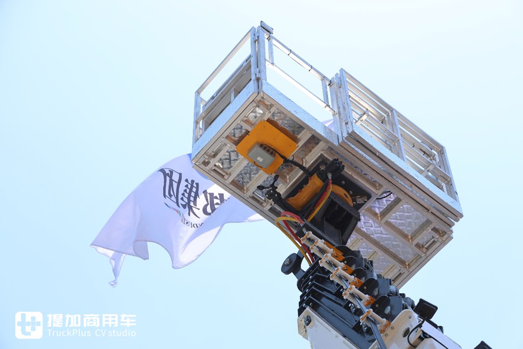 术业有专攻！实拍两款庆铃五十铃登高车 - 第14张