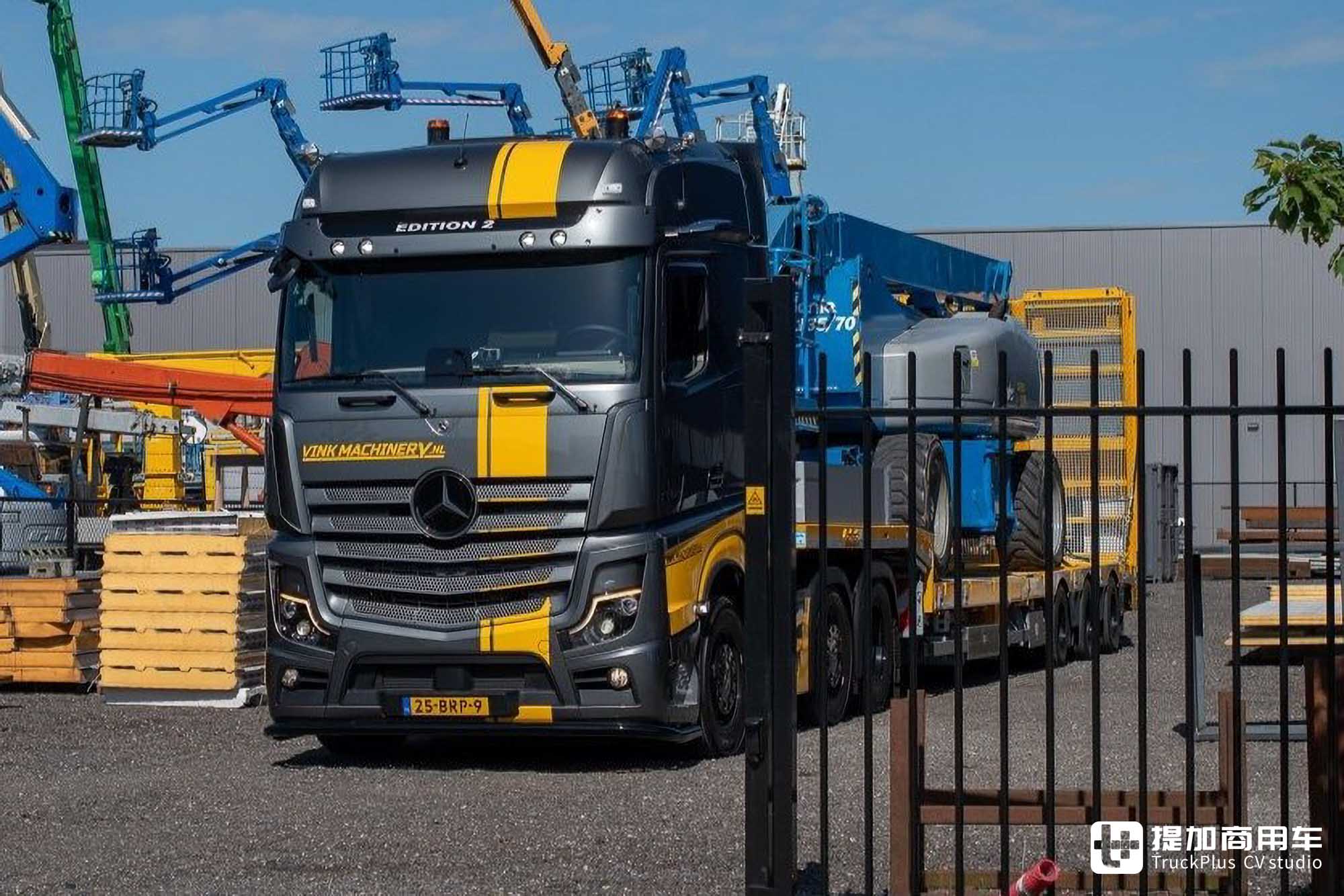 赛车竞技风格外观,纪念意义浓厚,奔驰Actros Grand Prix特别版实拍 - 第15张 - 提加商用车网 赛车竞技风格外观,纪念意义浓厚,奔驰Actros Grand Prix特别版实拍 - 第15张