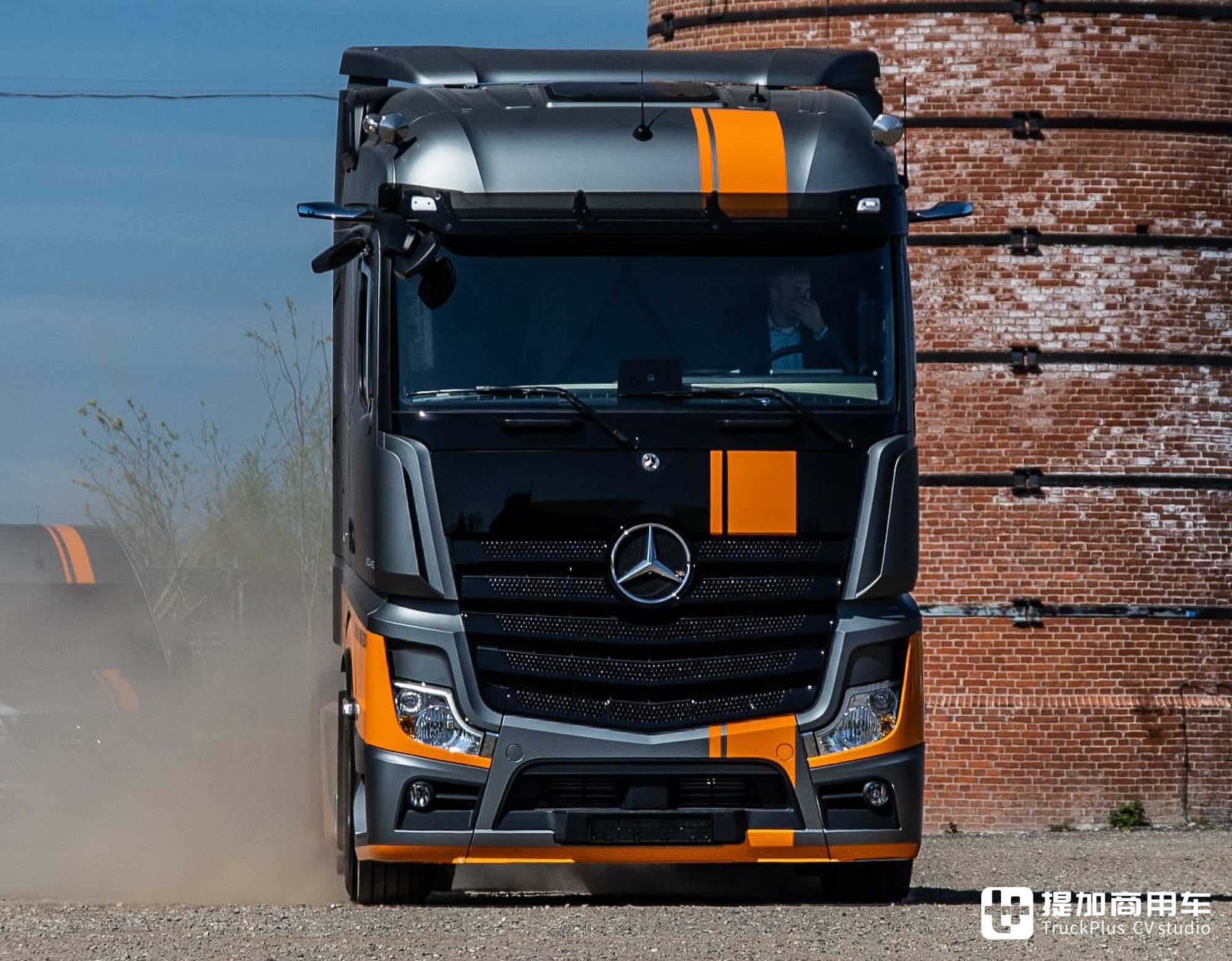 赛车竞技风格外观,纪念意义浓厚,奔驰Actros Grand Prix特别版实拍 - 第2张 - 提加商用车网 赛车竞技风格外观,纪念意义浓厚,奔驰Actros Grand Prix特别版实拍 - 第2张