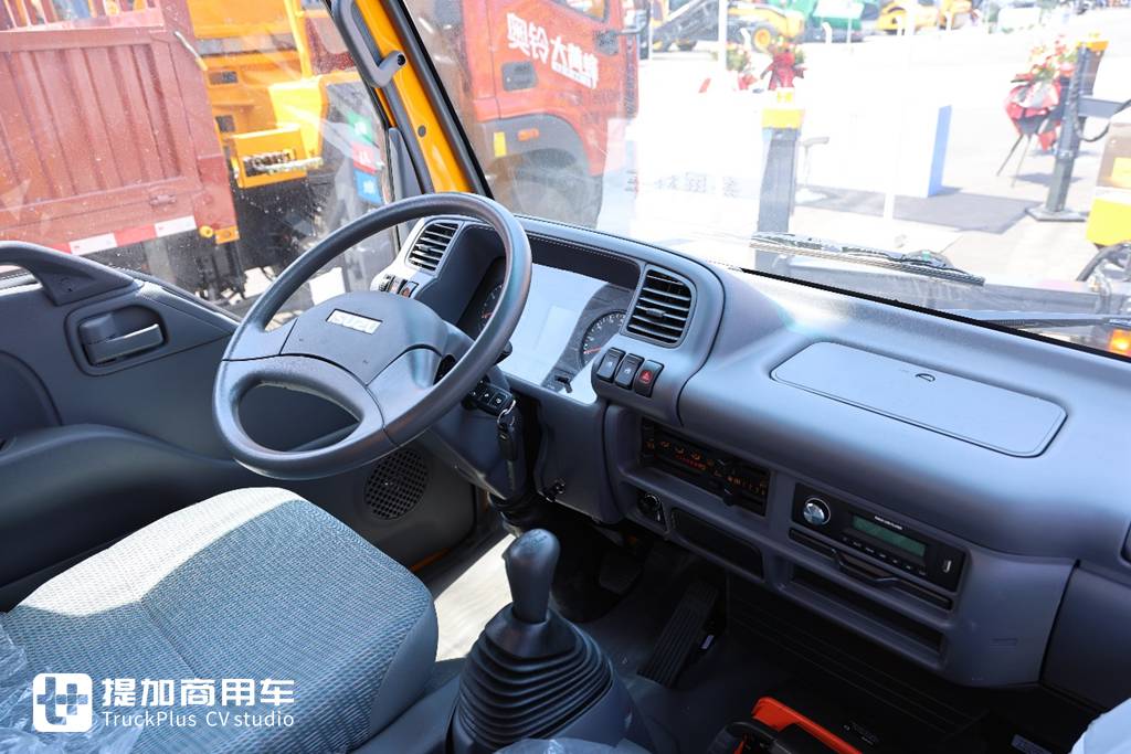 术业有专攻！实拍两款庆铃五十铃登高车 - 第3张