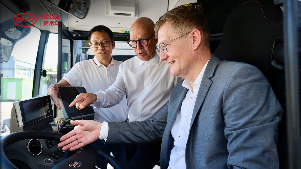 比亚迪匈牙利电动大巴工厂第700台纯电大巴正式下线并交付，搭载先进动力系统及电池技术的B18大巴 将于九月亮相柏林轨道交通展 - 第3张