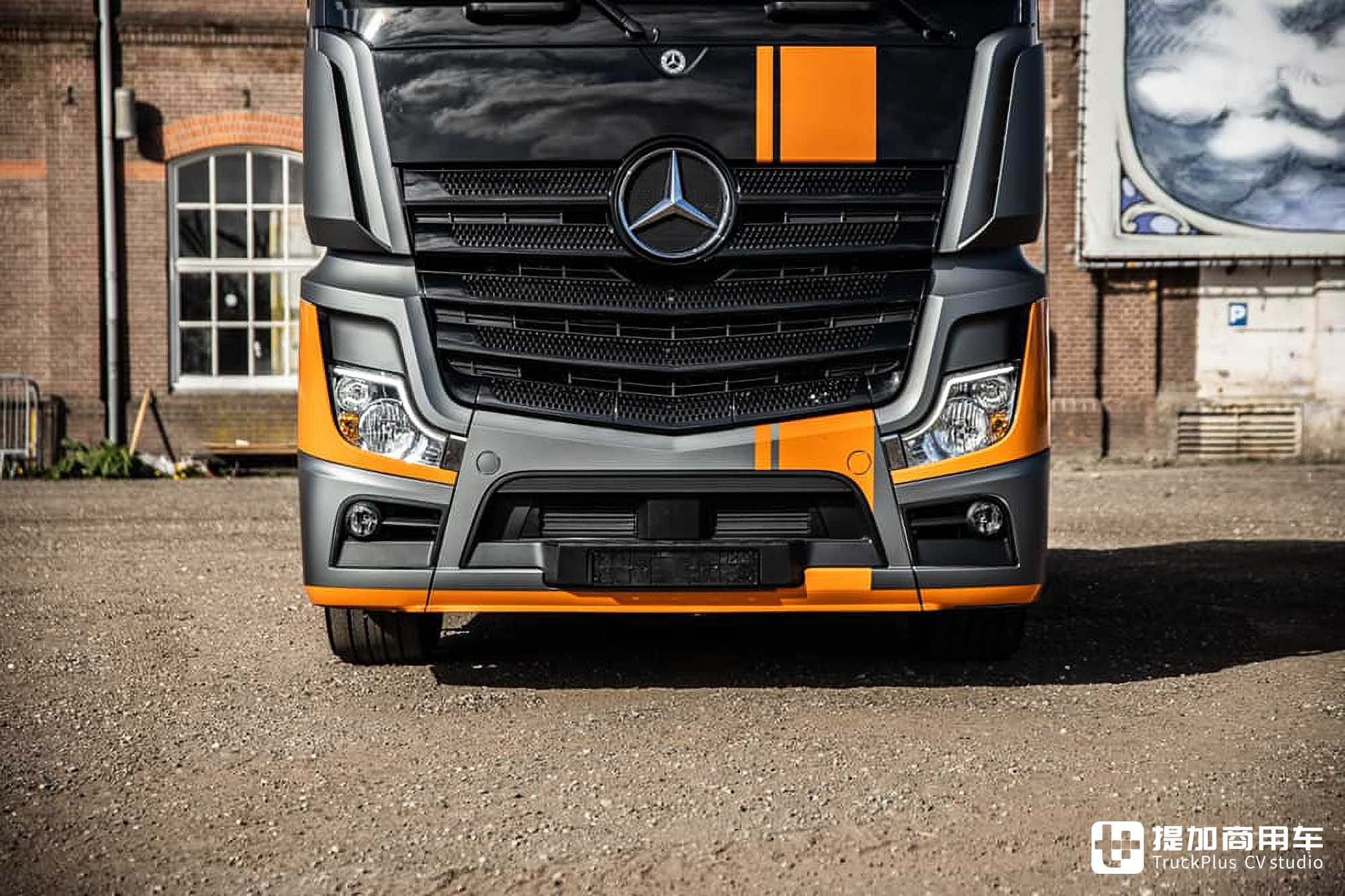 赛车竞技风格外观,纪念意义浓厚,奔驰Actros Grand Prix特别版实拍 - 第4张 - 提加商用车网 赛车竞技风格外观,纪念意义浓厚,奔驰Actros Grand Prix特别版实拍 - 第4张