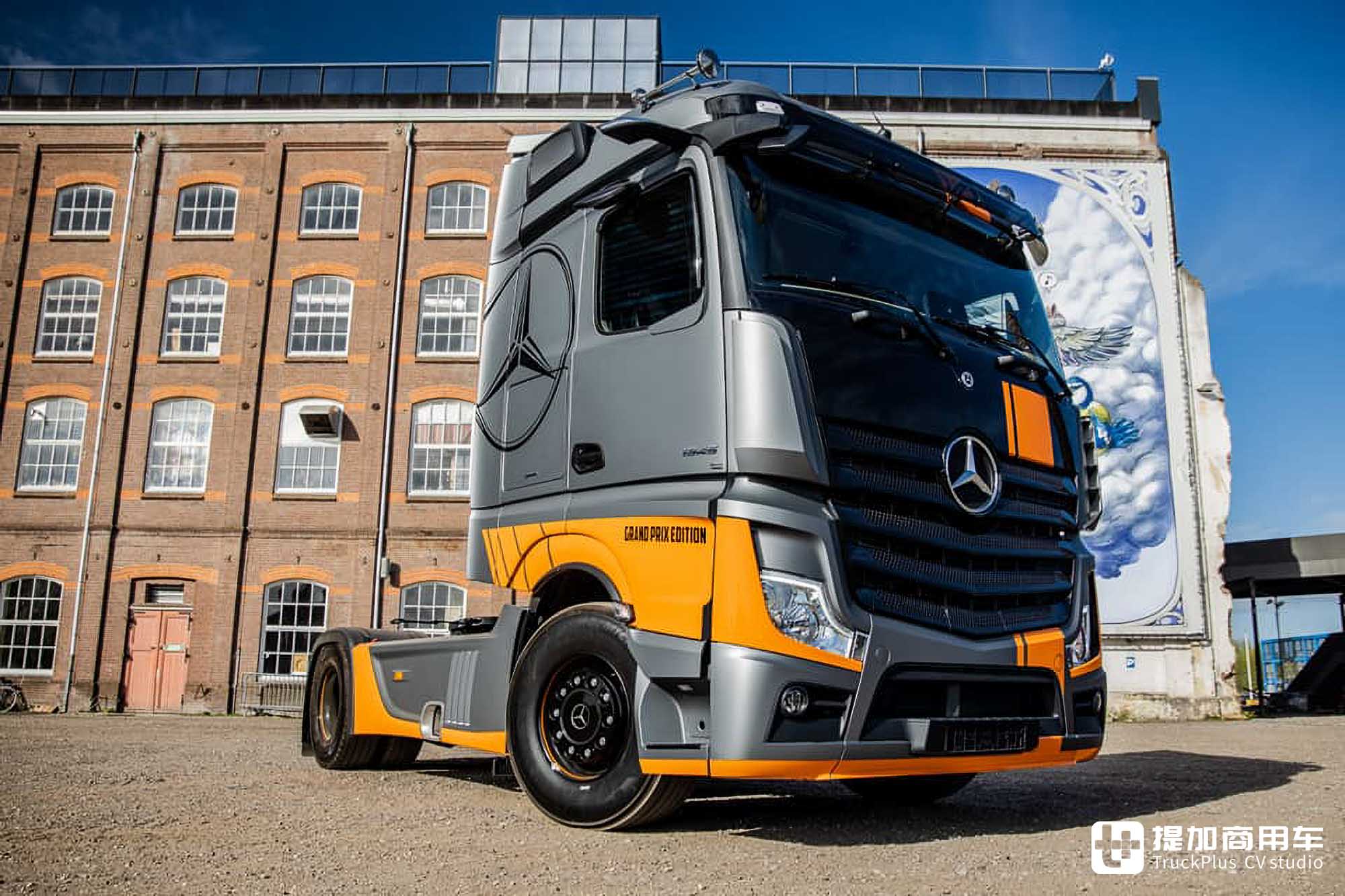 赛车竞技风格外观,纪念意义浓厚,奔驰Actros Grand Prix特别版实拍 - 第5张 - 提加商用车网 赛车竞技风格外观,纪念意义浓厚,奔驰Actros Grand Prix特别版实拍 - 第5张