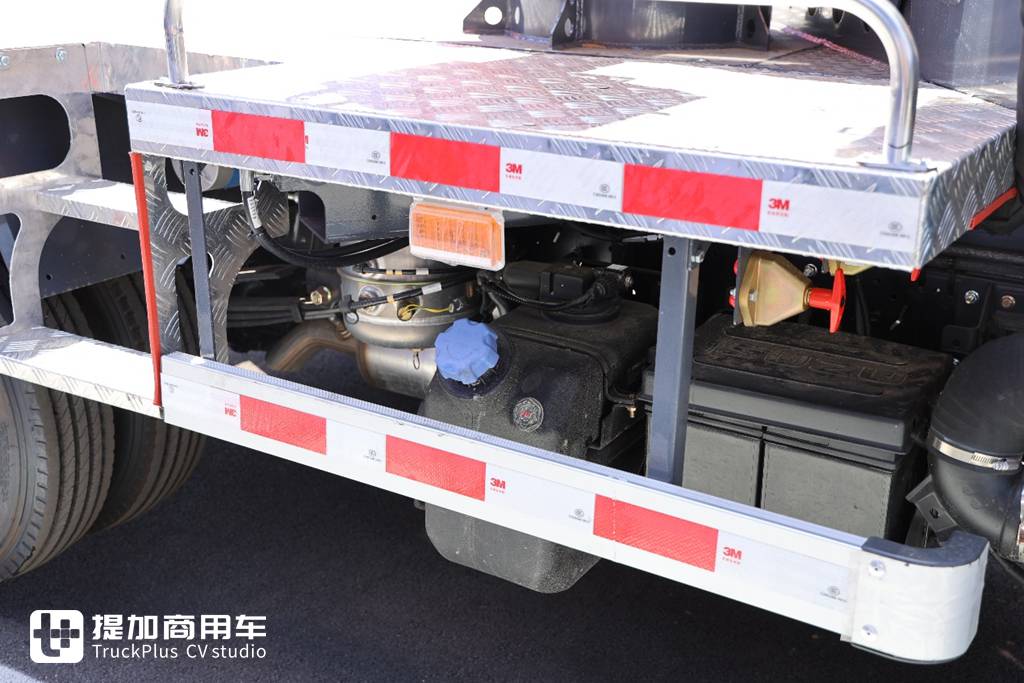 术业有专攻！实拍两款庆铃五十铃登高车 - 第5张