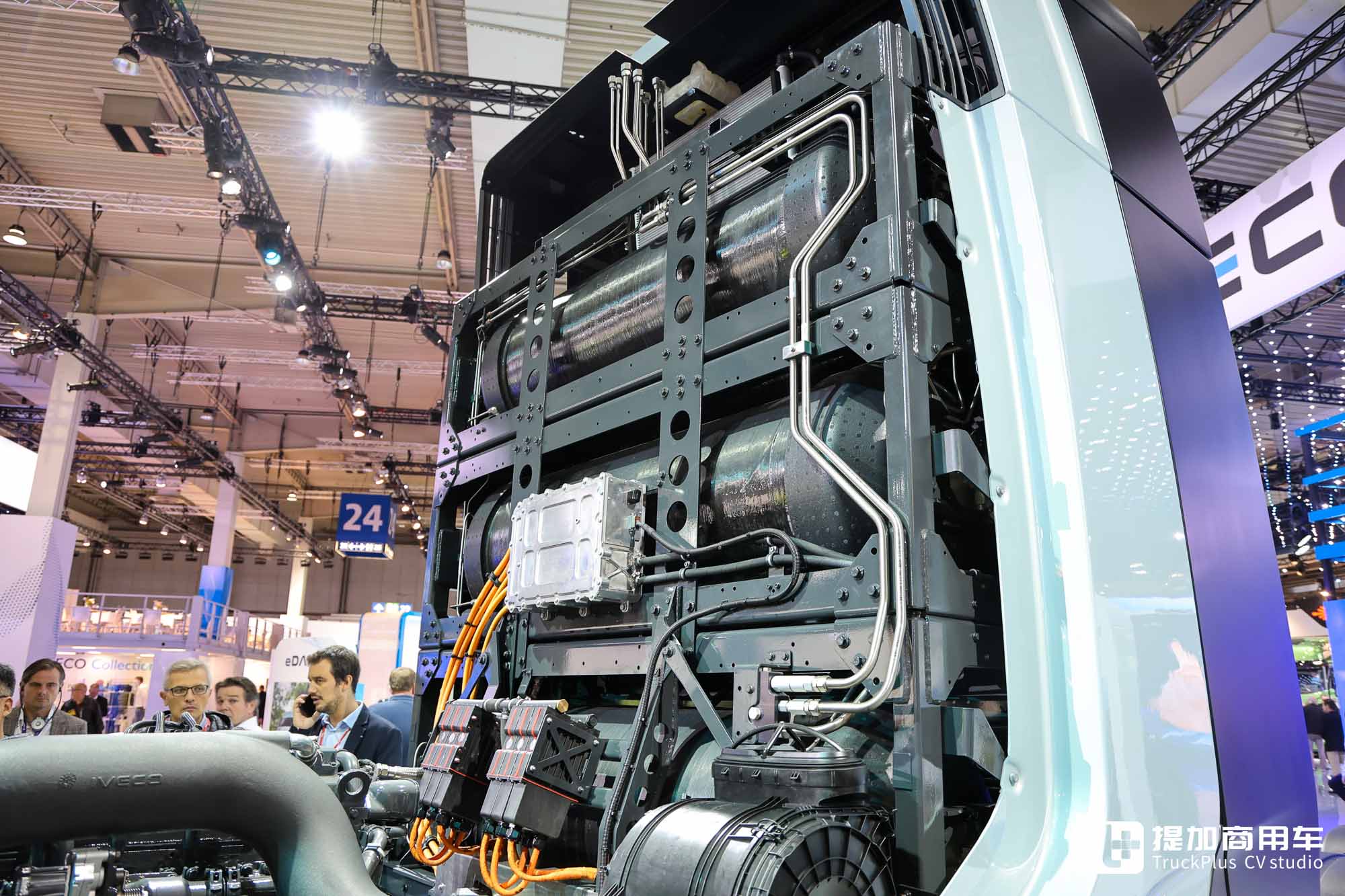 2024IAA:氢内燃机结合增程混动技术?深入解读依维柯氢内燃重卡展品 - 第23张 - 提加商用车网 2024IAA:氢内燃机结合增程混动技术?深入解读依维柯氢内燃重卡展品 - 第23张