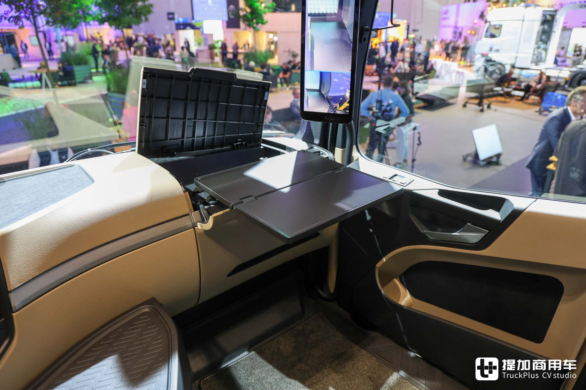 2024IAA:先锋技术引领电动重卡未来,奔驰eActros 600实拍,再带您看看它为什么那么强 - 第32张 - 提加商用车网 2024IAA:先锋技术引领电动重卡未来,奔驰eActros 600实拍,再带您看看它为什么那么强 - 第32张