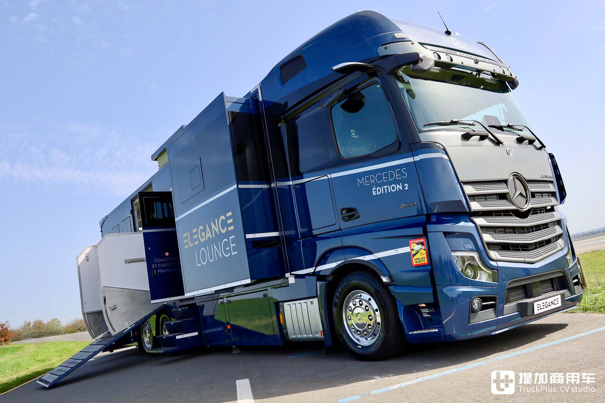 豪华如A型房车,限量版底盘改装,奔驰Actros Edition 2马匹运输车了解一下 - 第3张 - 提加商用车网 豪华如A型房车,限量版底盘改装,奔驰Actros Edition 2马匹运输车了解一下 - 第3张