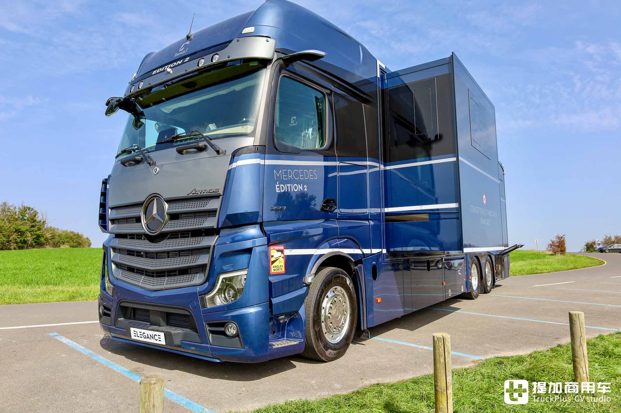 豪华如A型房车,限量版底盘改装,奔驰Actros Edition 2马匹运输车了解一下 - 第4张 - 提加商用车网 豪华如A型房车,限量版底盘改装,奔驰Actros Edition 2马匹运输车了解一下 - 第4张