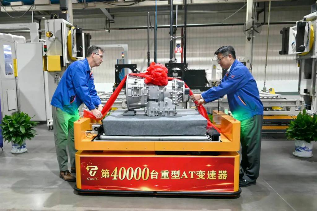 法士特第4万台重型AT自动变速器顺利下线 - 第2张