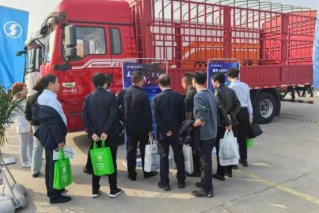 引领行业载货先锋,陕汽重卡载货车产品高调亮相农高会 - 第3张 - 提加商用车网 引领行业载货先锋,陕汽重卡载货车产品高调亮相农高会 - 第3张