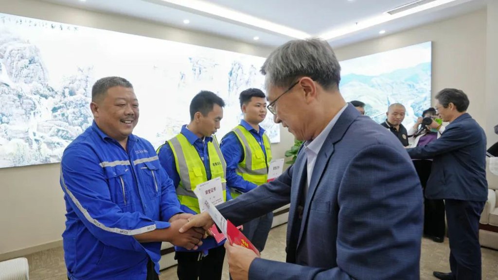 谢谢你们！危急关头6位英雄司机高速暖心行善举 - 第4张