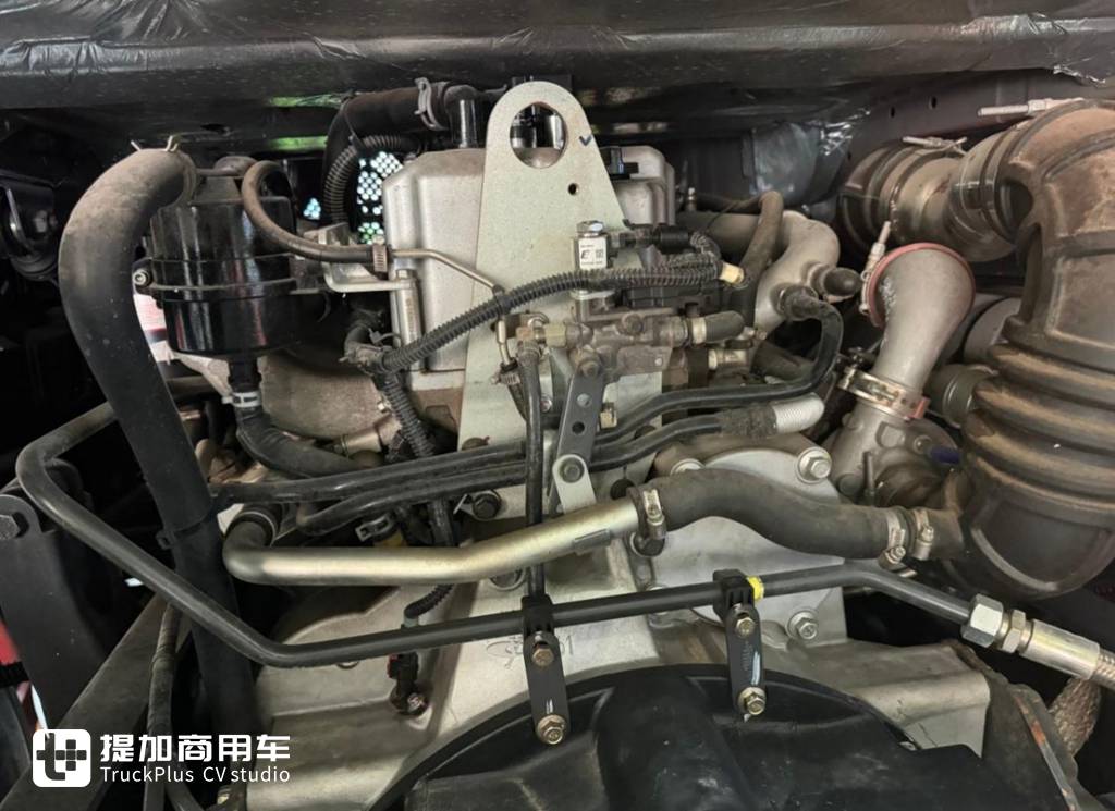 不用燃料电池,用氢内燃机的重卡你见过吗?乘龙H5V氢内燃载货车实拍 - 第4张 - 提加商用车网 不用燃料电池,用氢内燃机的重卡你见过吗?乘龙H5V氢内燃载货车实拍 - 第4张