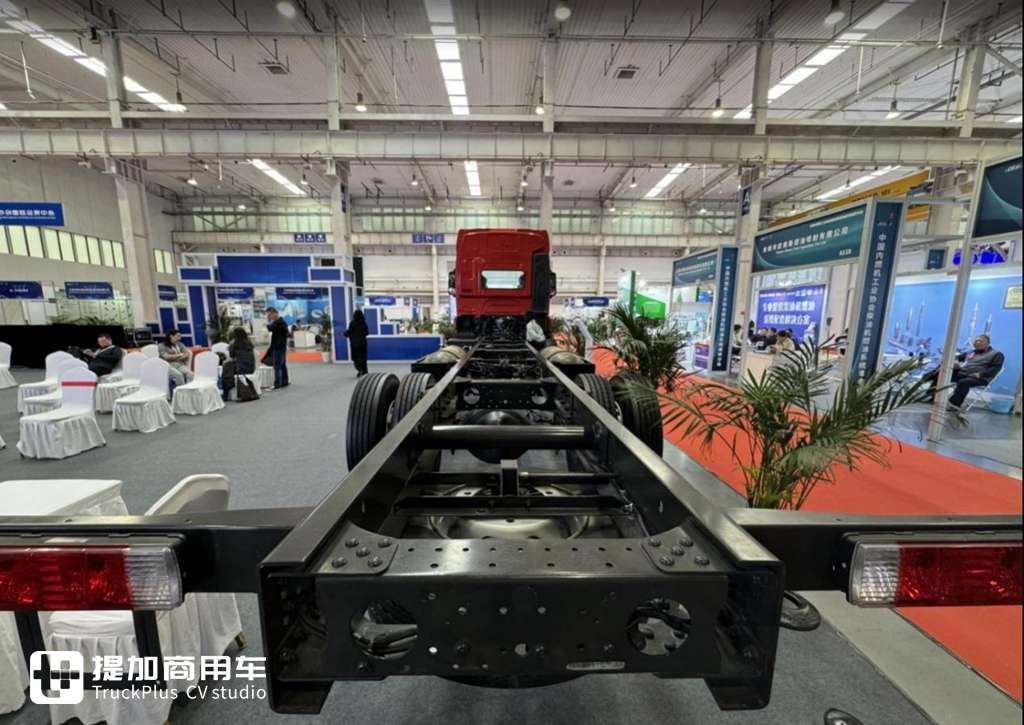 不用燃料电池,用氢内燃机的重卡你见过吗?乘龙H5V氢内燃载货车实拍 - 第9张 - 提加商用车网 不用燃料电池,用氢内燃机的重卡你见过吗?乘龙H5V氢内燃载货车实拍 - 第9张