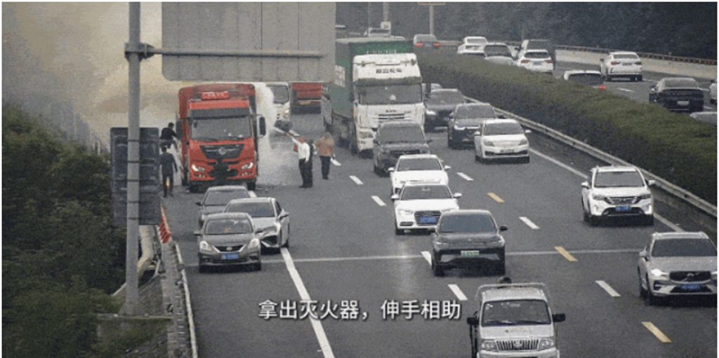 谢谢你们！危急关头6位英雄司机高速暖心行善举 - 第2张