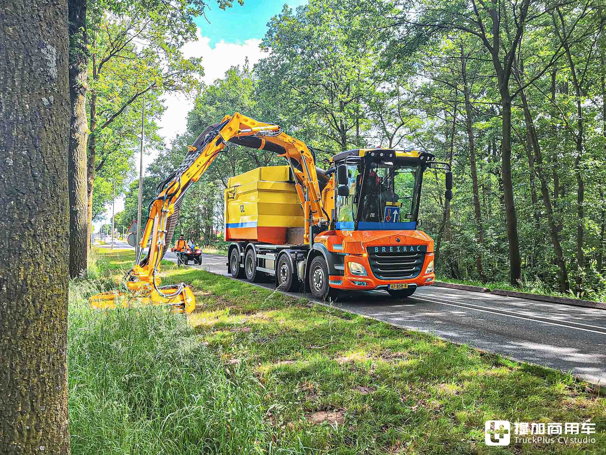搭载拖拉机驾驶室,液压驱动前桥+液压悬挂加持,GINAF特种卡车爆改割草机 - 第1张 - 提加商用车网 搭载拖拉机驾驶室,液压驱动前桥+液压悬挂加持,GINAF特种卡车爆改割草机 - 第1张
