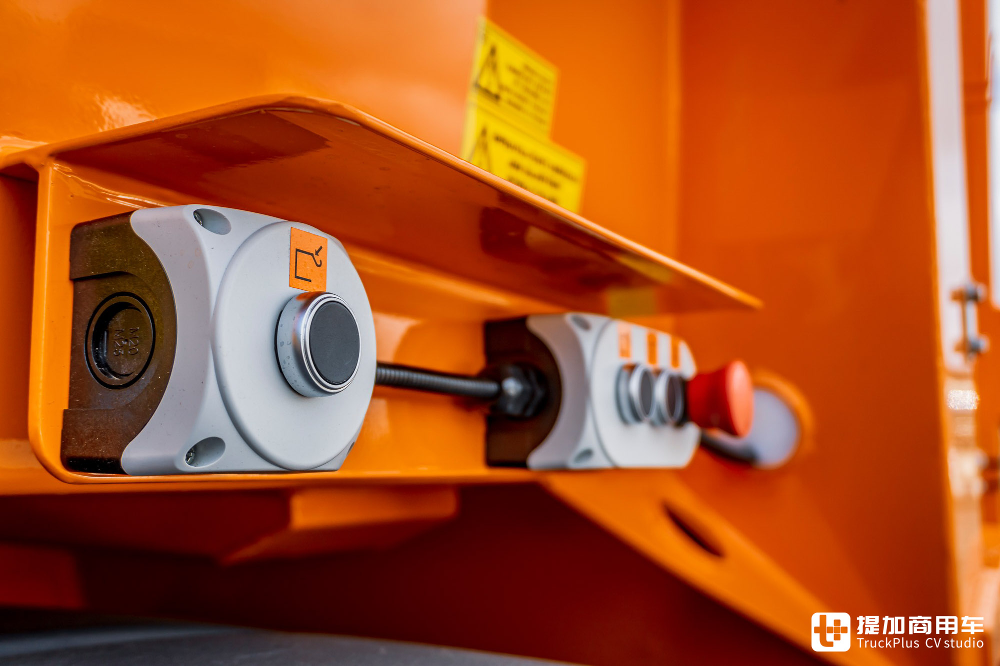 曼恩TGS底盘,6x4前驱加持越野套件,这台城市垃圾车不一般 - 第12张 - 提加商用车网 曼恩TGS底盘,6x4前驱加持越野套件,这台城市垃圾车不一般 - 第12张