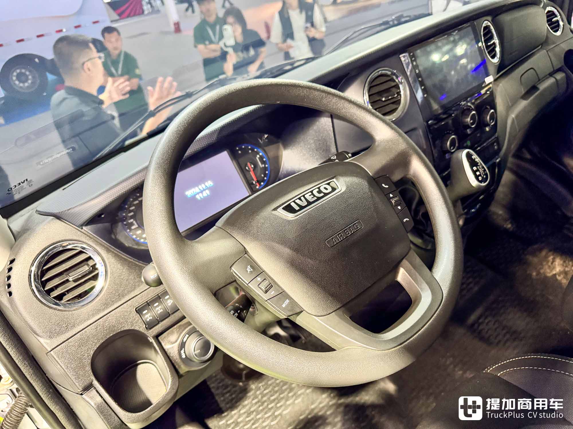 4x4带三把锁!房车改装新圣体?带你看依维柯最新发布的欧霸•山海越野平台 - 第16张 - 提加商用车网 4x4带三把锁!房车改装新圣体?带你看依维柯最新发布的欧霸•山海越野平台 - 第16张