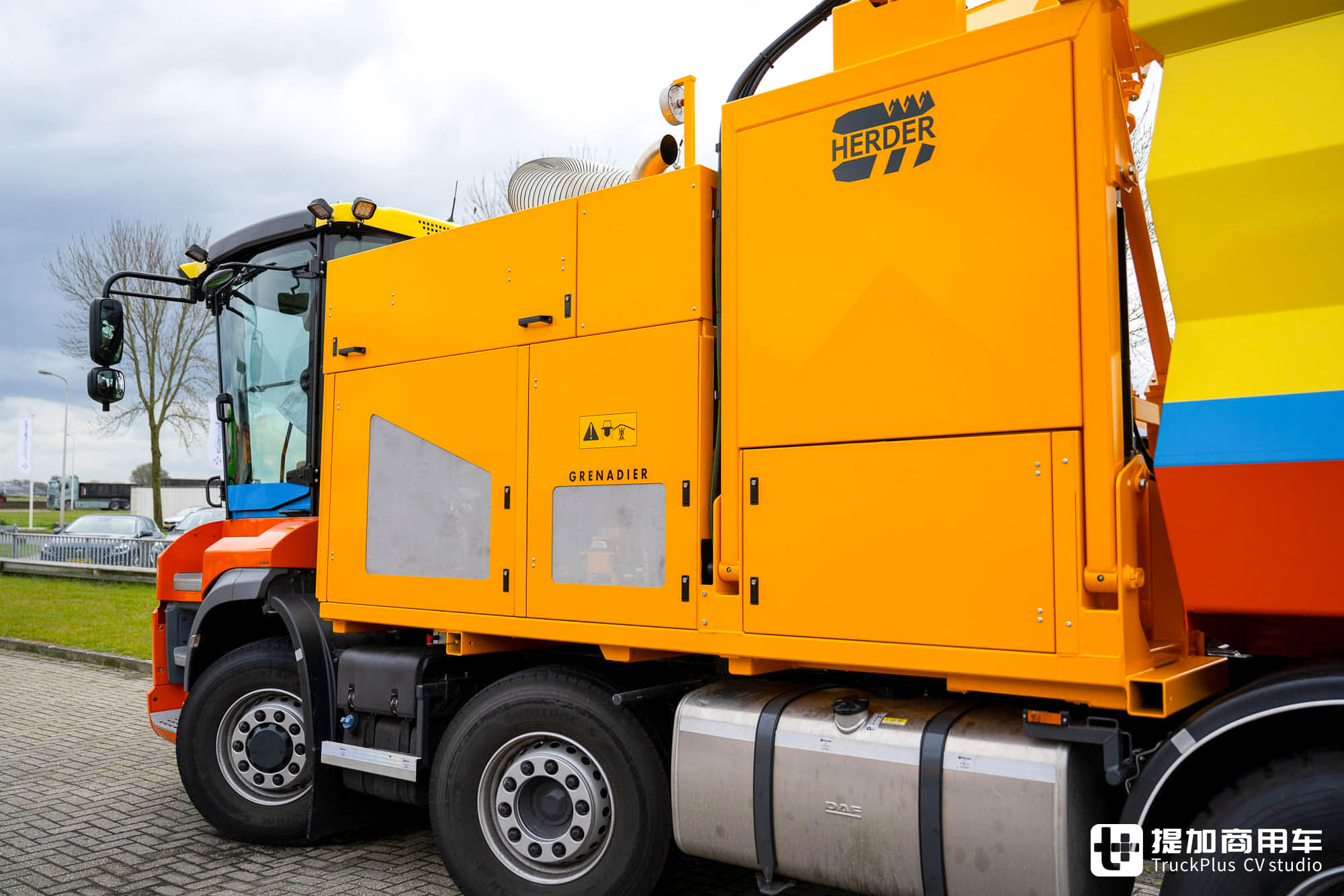 搭载拖拉机驾驶室,液压驱动前桥+液压悬挂加持,GINAF特种卡车爆改割草机 - 第14张 - 提加商用车网 搭载拖拉机驾驶室,液压驱动前桥+液压悬挂加持,GINAF特种卡车爆改割草机 - 第14张