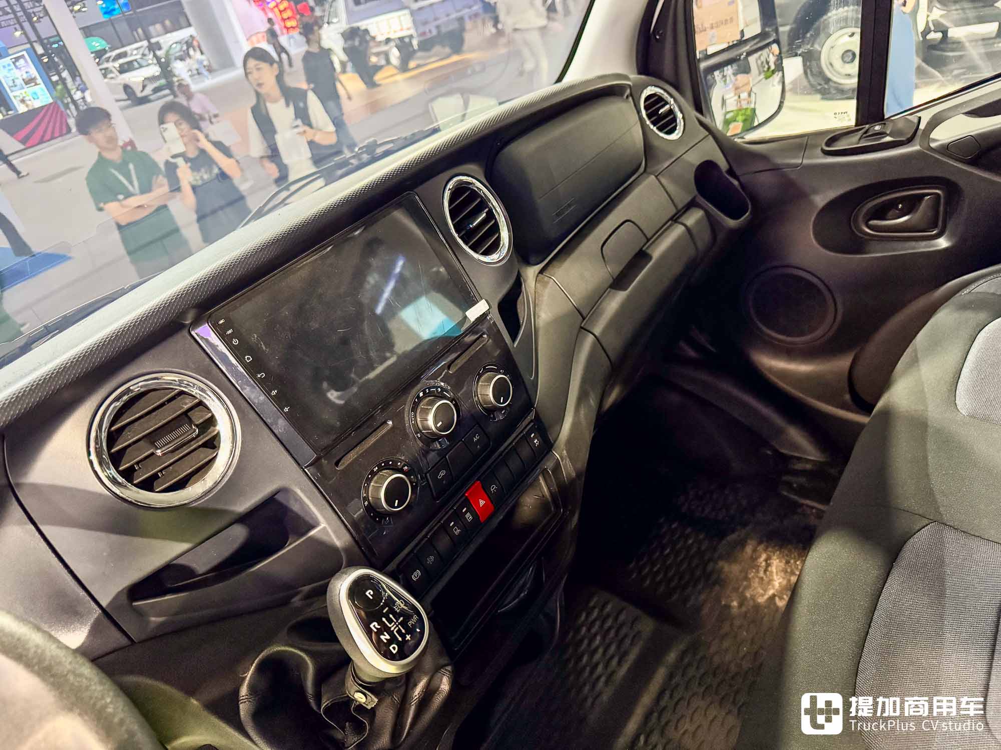 4x4带三把锁!房车改装新圣体?带你看依维柯最新发布的欧霸•山海越野平台 - 第19张 - 提加商用车网 4x4带三把锁!房车改装新圣体?带你看依维柯最新发布的欧霸•山海越野平台 - 第19张