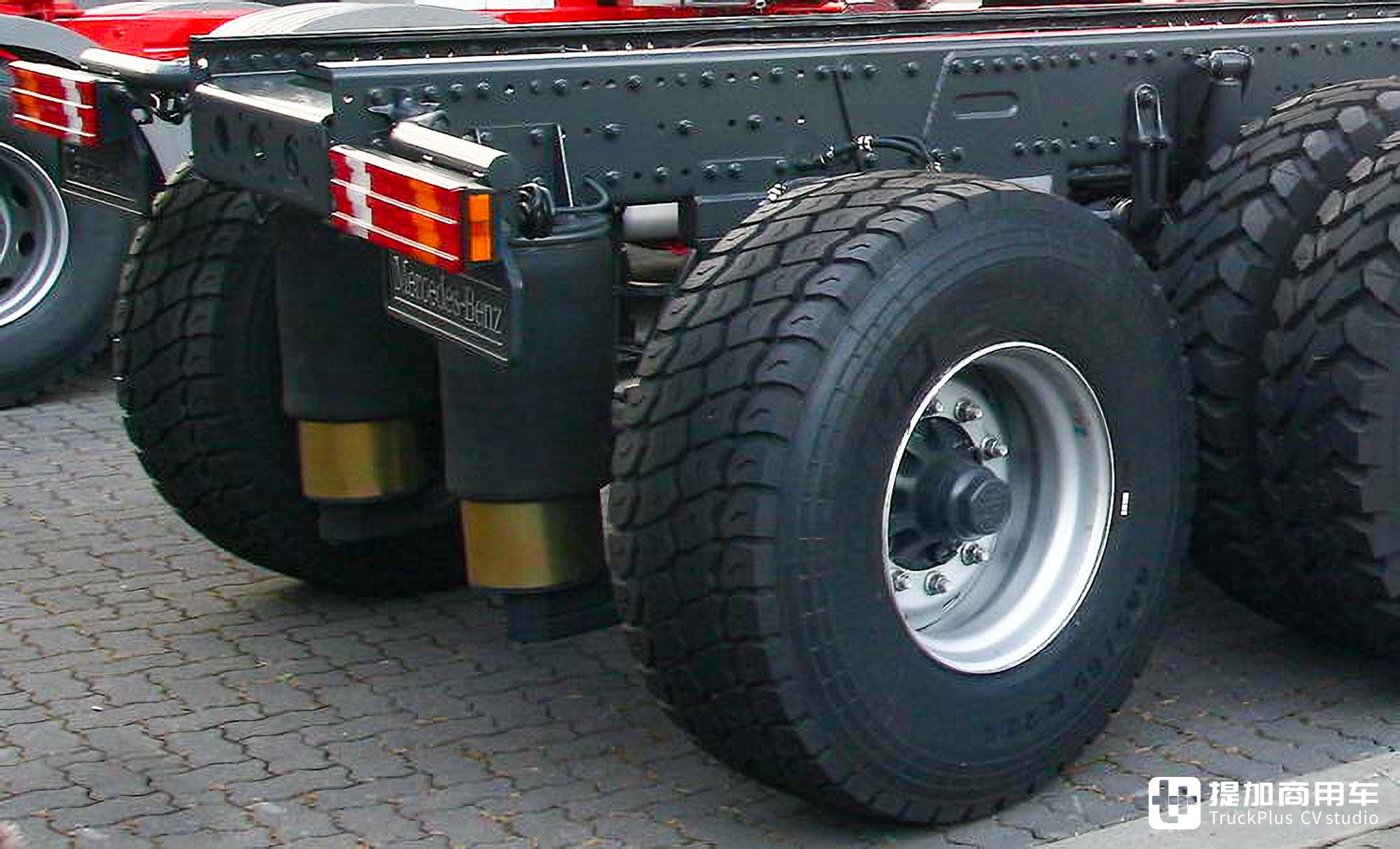 七轴14x8底盘,改装低入口驾驶室,奔驰Actros钻井车底盘实拍 - 第16张 - 提加商用车网 七轴14x8底盘,改装低入口驾驶室,奔驰Actros钻井车底盘实拍 - 第16张