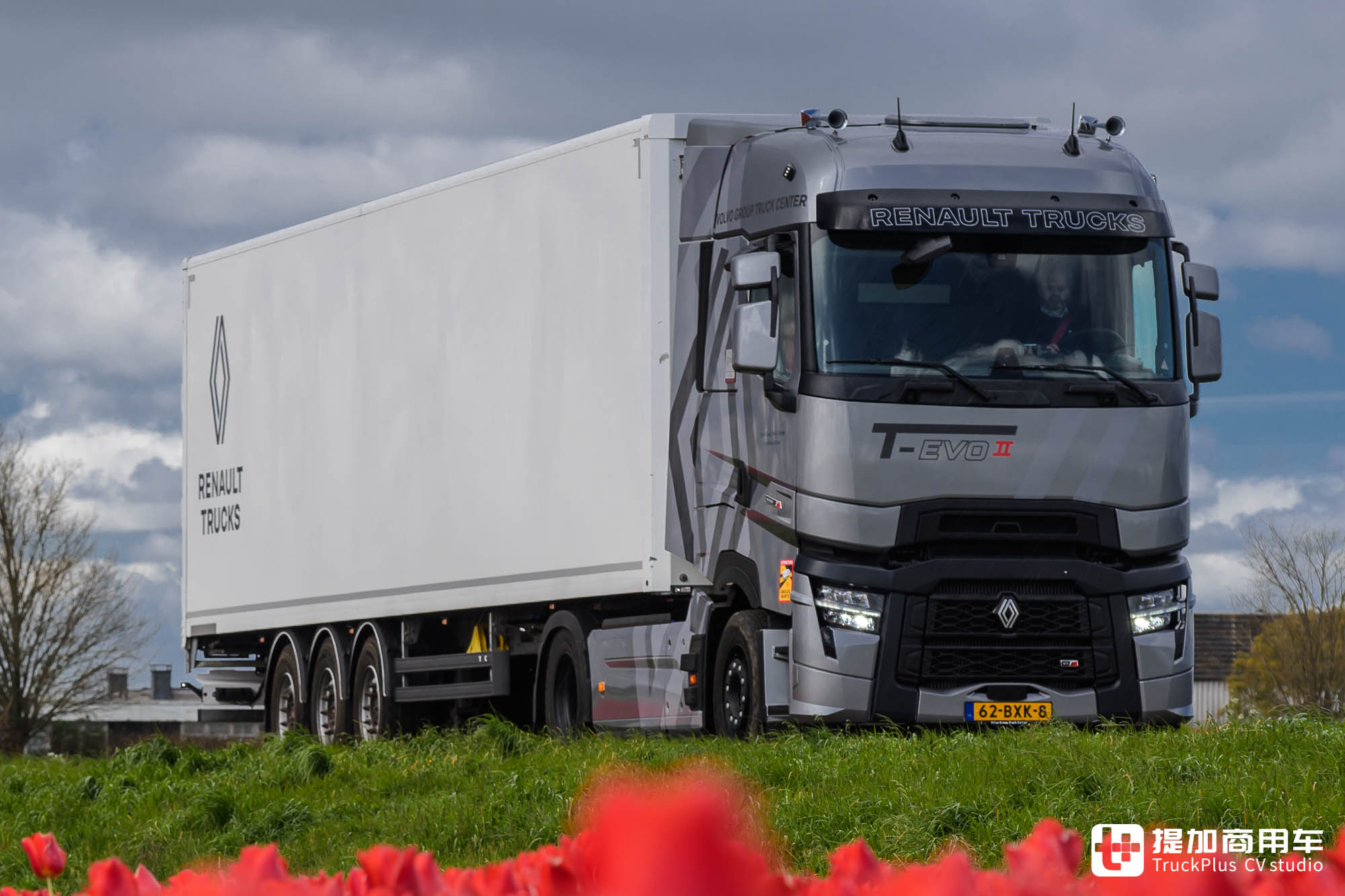 涡轮复合发动机加持,雷诺卡车最强战力,T-High旗舰牵引车实拍 - 第3张 - 提加商用车网 涡轮复合发动机加持,雷诺卡车最强战力,T-High旗舰牵引车实拍 - 第3张