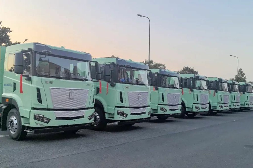 远程X7E-400纯电牵引车批量交付江苏大客户,高效助力港口绿色运输 - 第2张 - 提加商用车网 远程X7E-400纯电牵引车批量交付江苏大客户,高效助力港口绿色运输 - 第2张