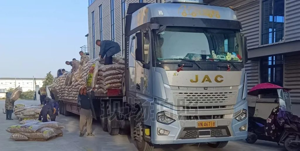 发哥驾到丨为什么换车偏爱江淮星耀X7牵引车?崔老板一语道破 - 第2张 - 提加商用车网 发哥驾到丨为什么换车偏爱江淮星耀X7牵引车?崔老板一语道破 - 第2张