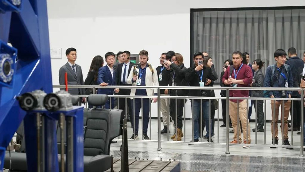 拉美十国主流媒体团齐聚宇通,触摸高质量出海的“宇通脉搏” - 第3张 - 提加商用车网 拉美十国主流媒体团齐聚宇通,触摸高质量出海的“宇通脉搏” - 第3张