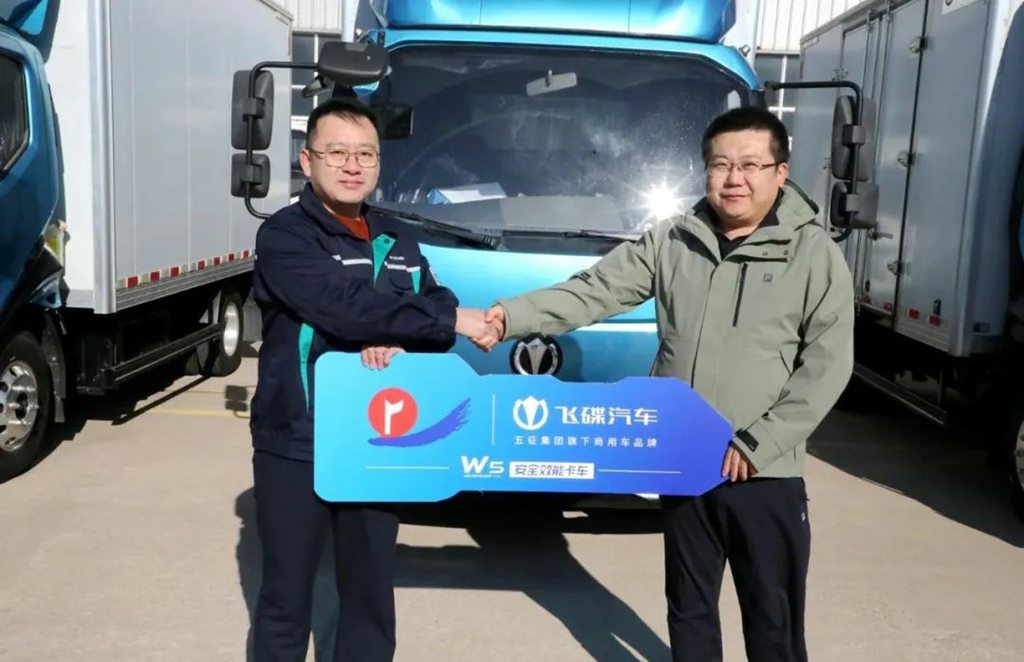 飞碟汽车&尧王酒业飞碟W5大订单成功交付! - 第2张 - 提加商用车网 飞碟汽车&尧王酒业飞碟W5大订单成功交付! - 第2张