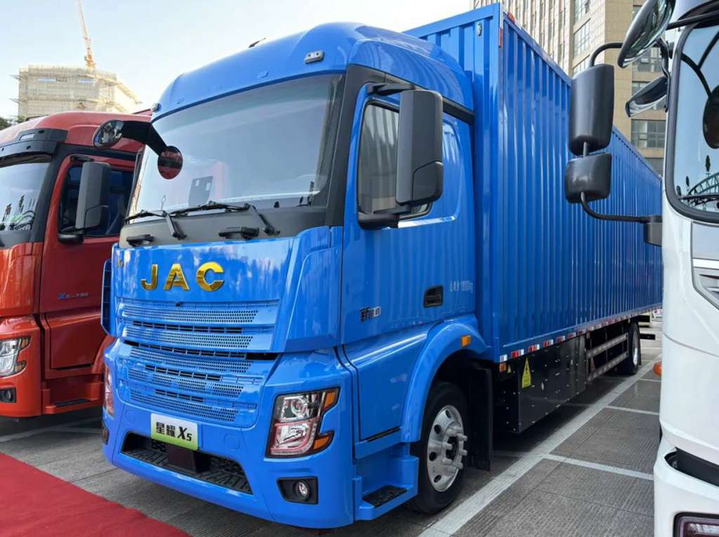 聚焦2025江淮汽车商用车营销商务年会,硬核重卡产品赋能物流提速! - 第3张 - 提加商用车网 聚焦2025江淮汽车商用车营销商务年会,硬核重卡产品赋能物流提速! - 第3张
