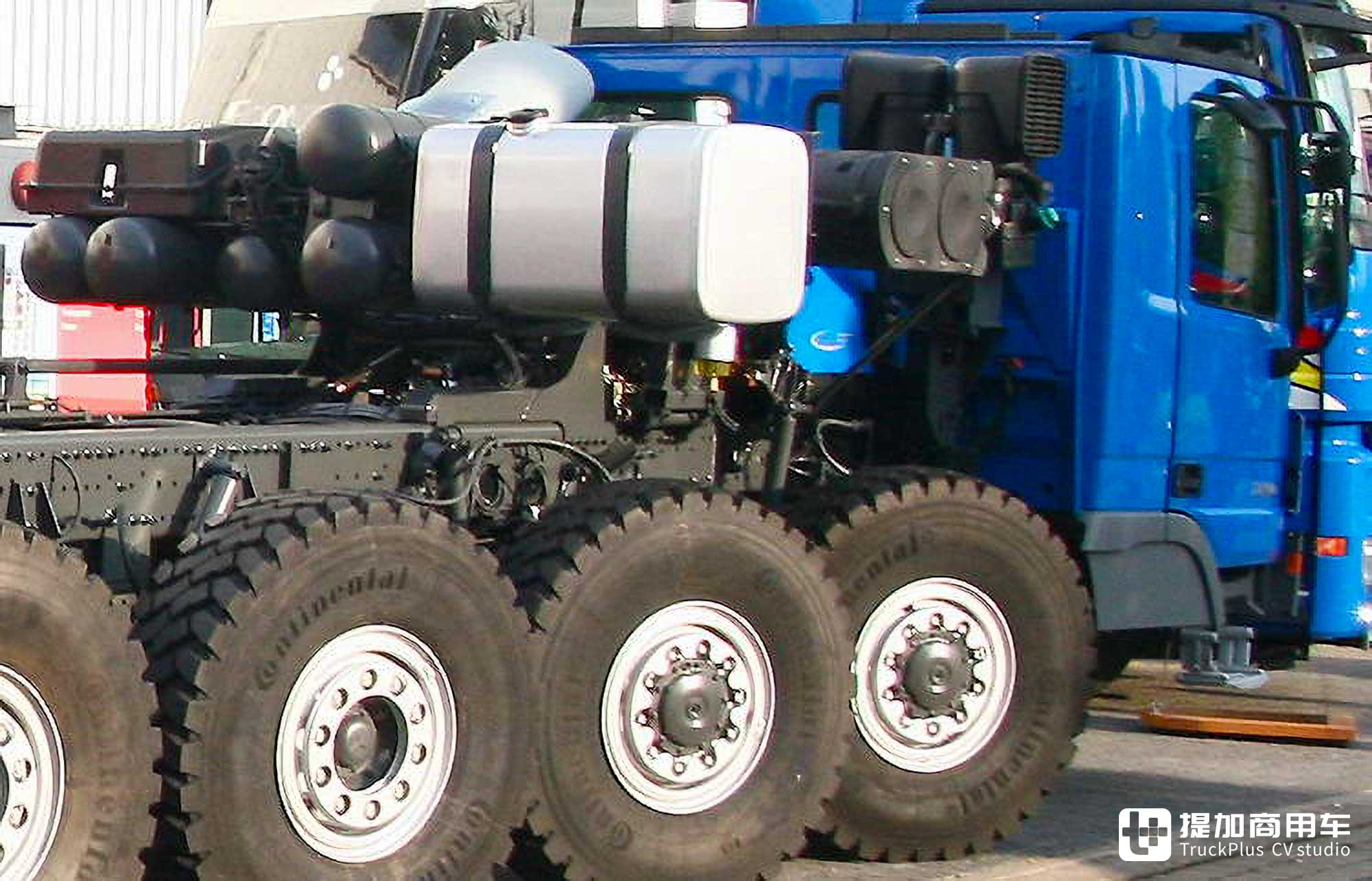 七轴14x8底盘,改装低入口驾驶室,奔驰Actros钻井车底盘实拍 - 第7张 - 提加商用车网 七轴14x8底盘,改装低入口驾驶室,奔驰Actros钻井车底盘实拍 - 第7张