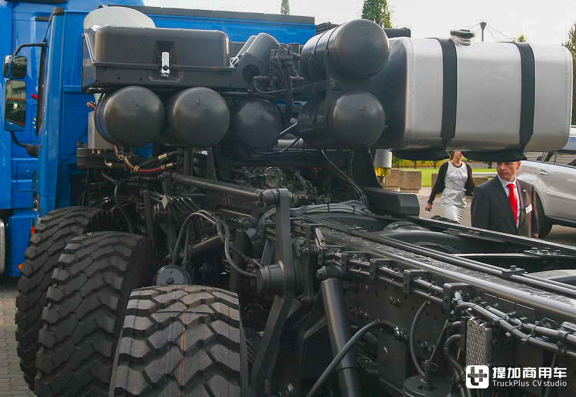 七轴14x8底盘,改装低入口驾驶室,奔驰Actros钻井车底盘实拍 - 第8张 - 提加商用车网 七轴14x8底盘,改装低入口驾驶室,奔驰Actros钻井车底盘实拍 - 第8张