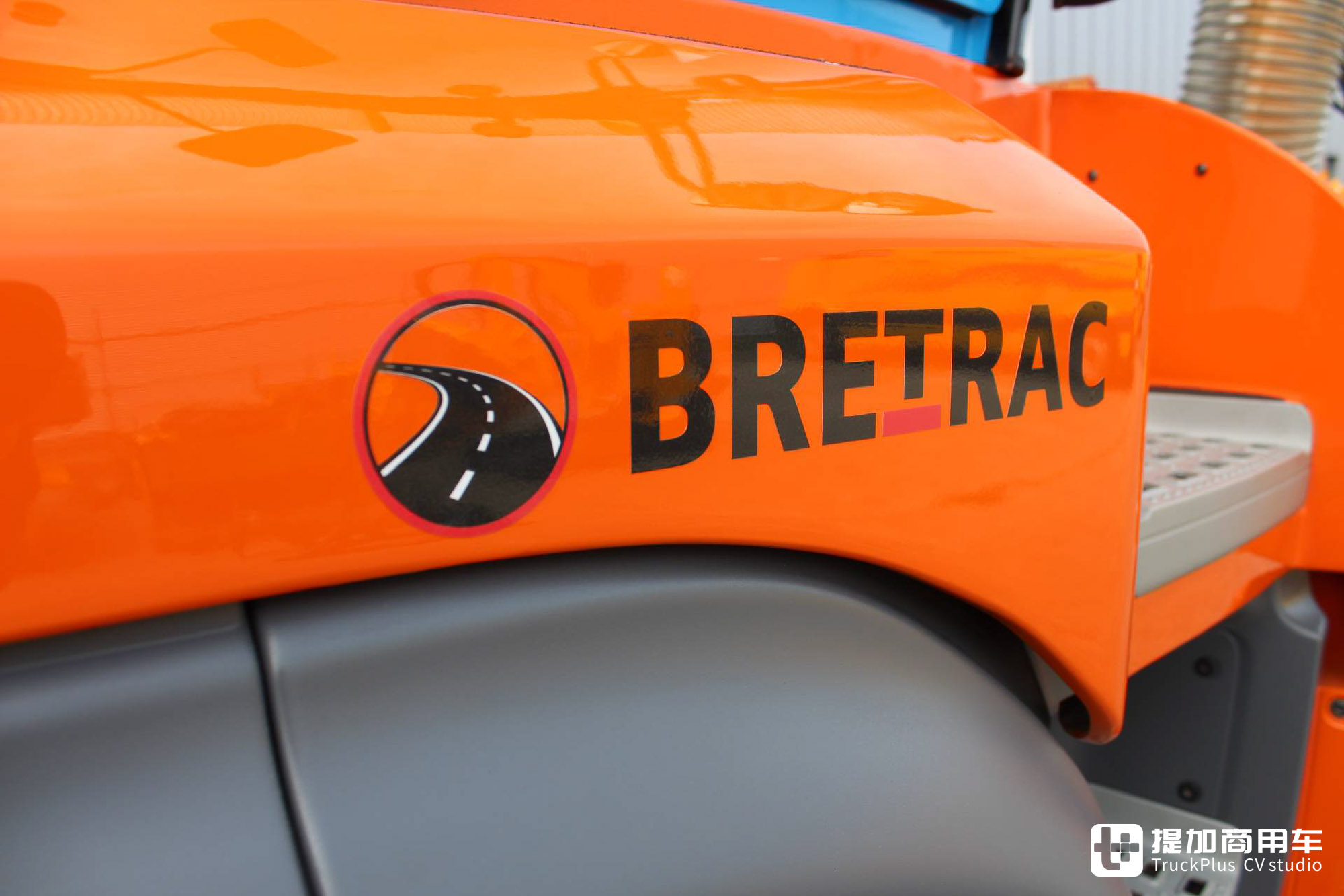 搭载拖拉机驾驶室,液压驱动前桥+液压悬挂加持,GINAF特种卡车爆改割草机 - 第9张 - 提加商用车网 搭载拖拉机驾驶室,液压驱动前桥+液压悬挂加持,GINAF特种卡车爆改割草机 - 第9张